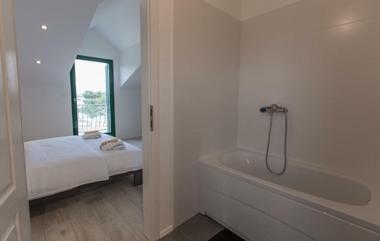 Relaxing Whole Top Floor Apartment By The Sea Žaborić Eksteriør billede